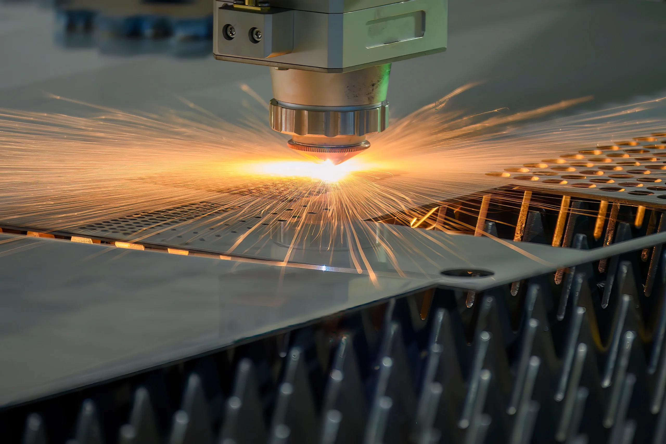 Fiberlaser snijdt kleine precisieonderdelen uit inox bij Vlaeminck Plaatbewerking