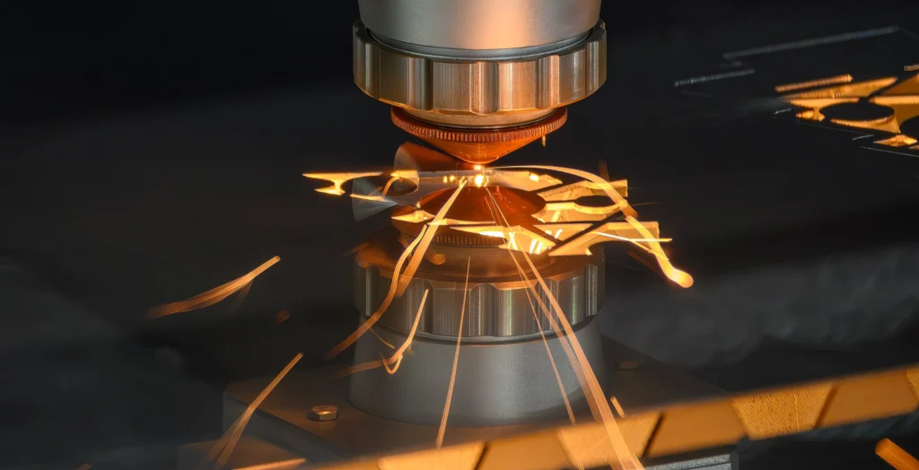 Snijkop van een fiberlaser in actie bij Vlaeminck, close-up tijdens het snijden van metaal